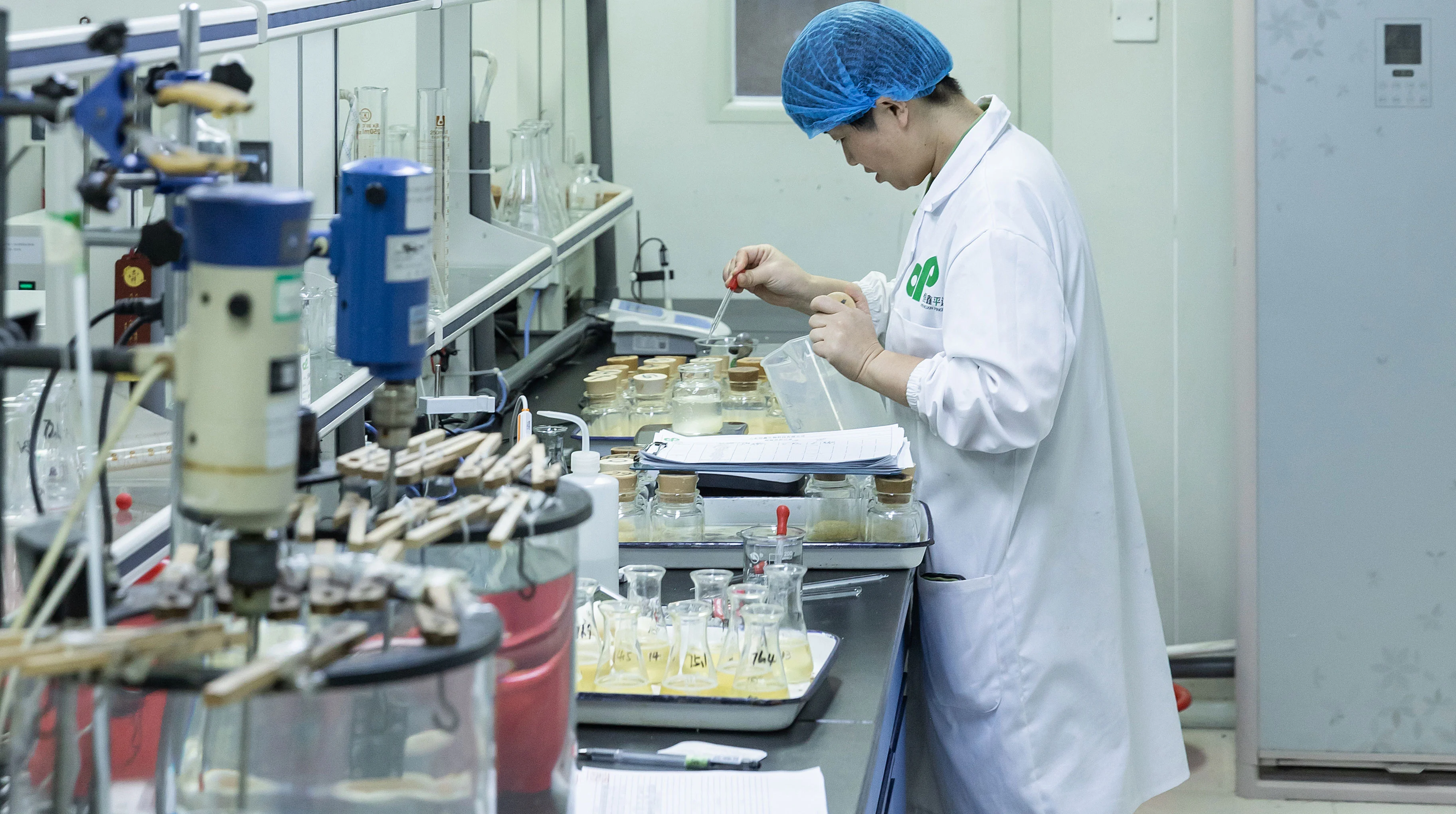 hengxin-technicians-conducting-sensory-testing-of-plant-peptides.webp